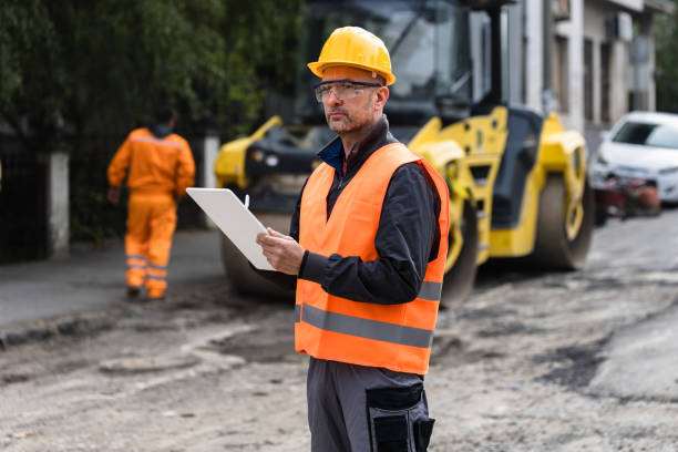 Chef de chantier analysant des plans